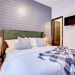 Mountain Retreat, Pool & Hot Tub, Bbq, Patio, King Bed, Sleeps 6!