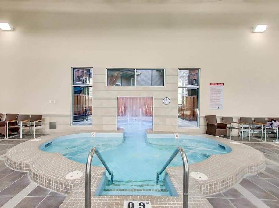 Aparthotel Mountain Retreat, Pool & Hot Tub, Bbq, Patio, King Bed, Sleeps 6!