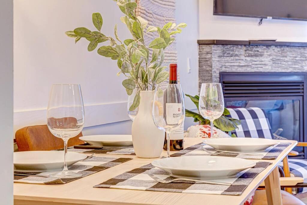 Mountain Retreat, Pool & Hot Tub, Bbq, Patio, King Bed, Sleeps 6!