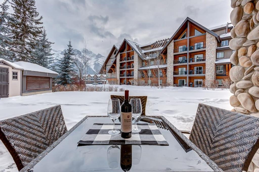 Aparthotel Mountain Retreat, Pool & Hot Tub, Bbq, Patio, King Bed, Sleeps 6! Canmore